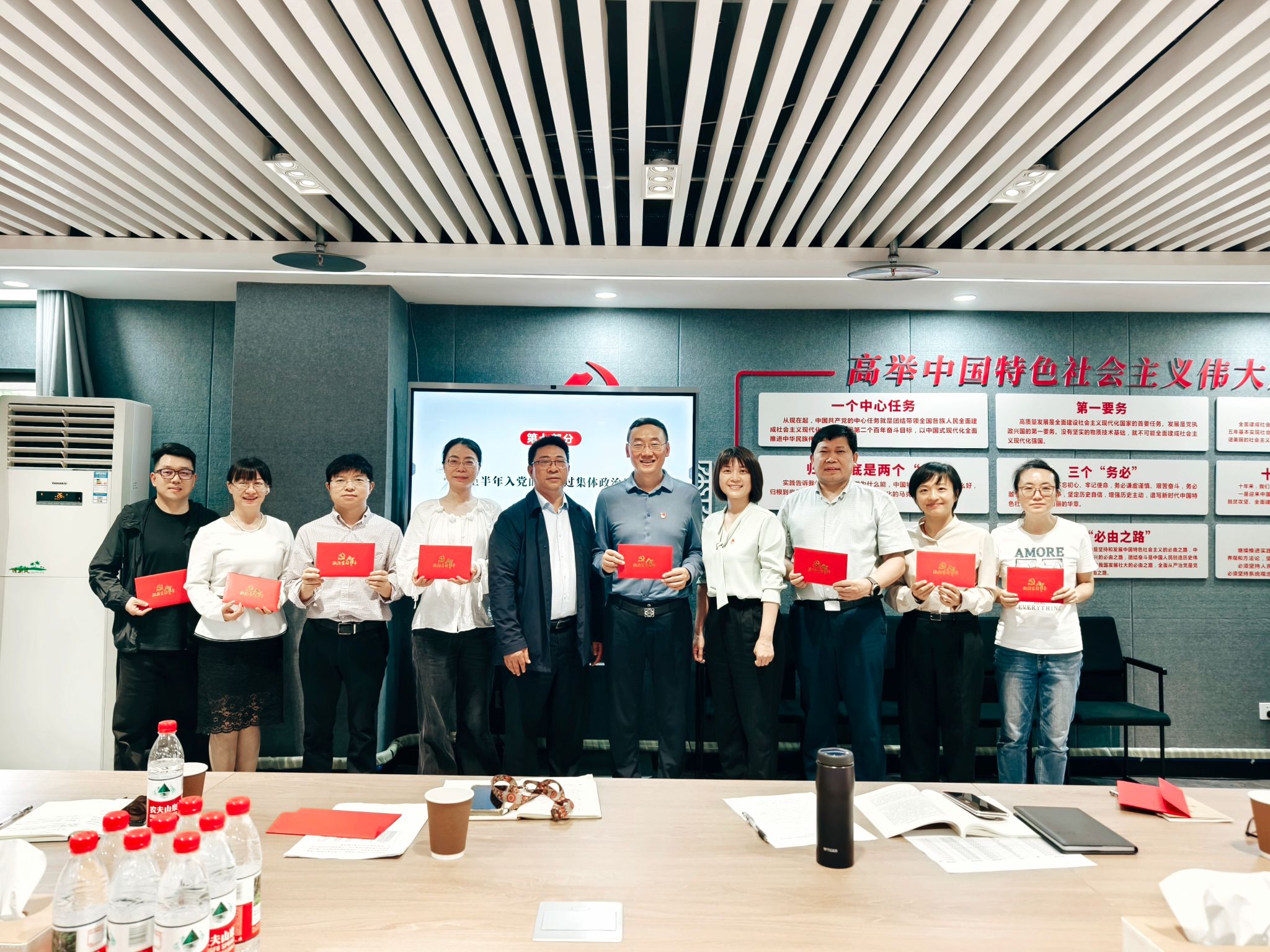 信息化建设办公室党支部书记熊海灵主持